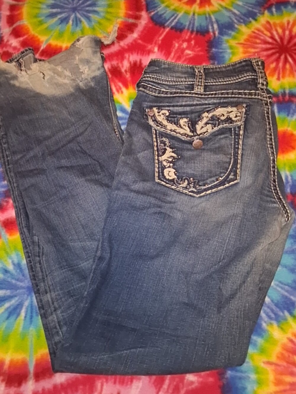 Women’s Blue Embroidered Back-Pocket Silver Jean Co. Jeans. Size 32 x 33